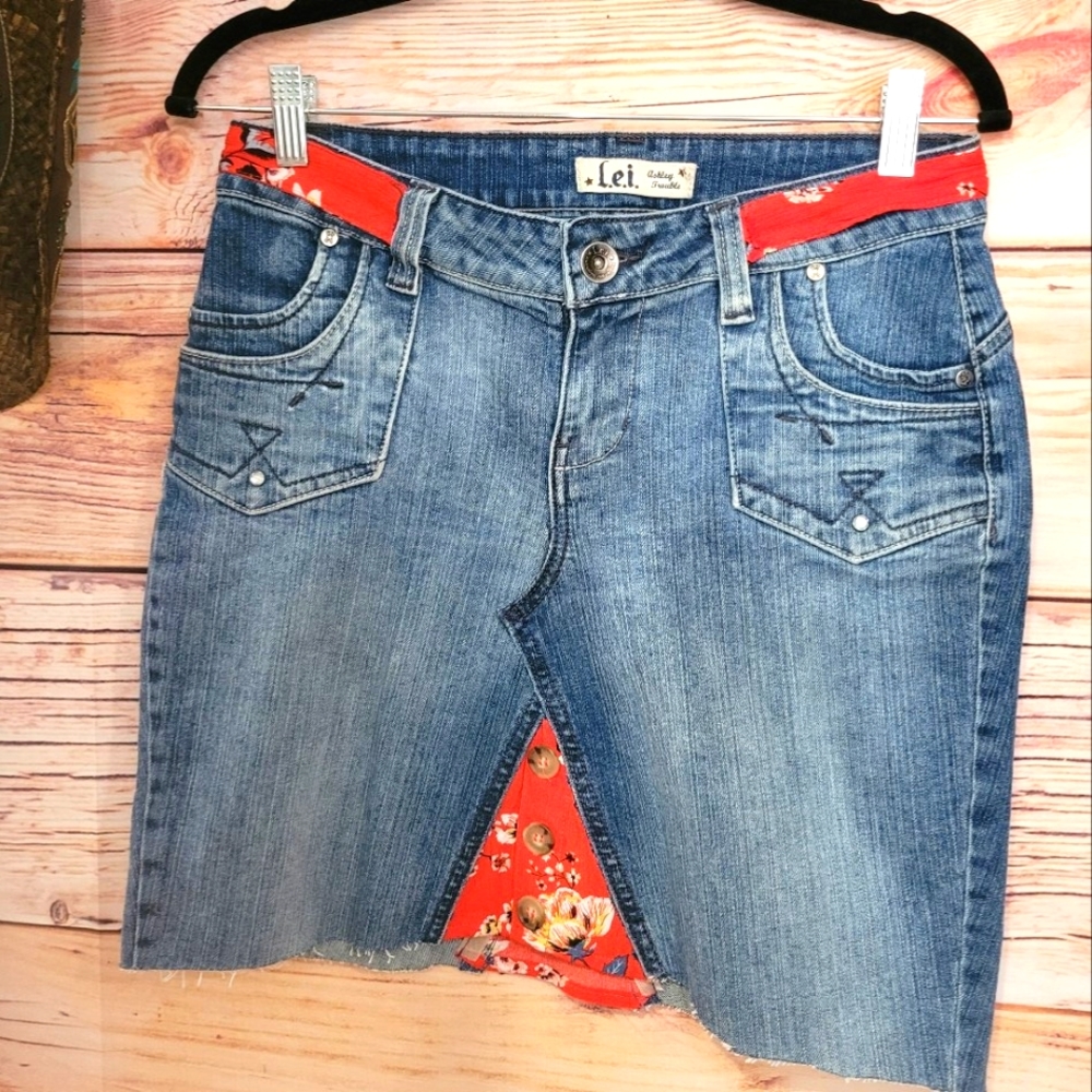 UPCYCLED HANDMADE  "L.e.i. Ashley Trouble" Floral Embellished Denim Skirt!❤️
